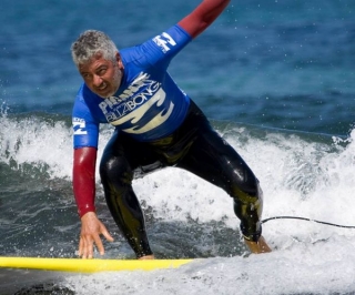  冲浪板上的男人 